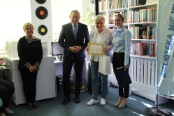 Cztery osoby w bibliotece