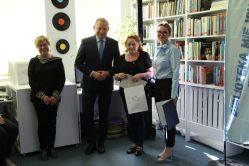 Cztery osoby w bibliotece