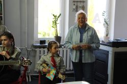 Kobieta i dwoje dzieci z gitarami w bibliotece