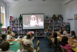 Dzieci rysują i malują w bibliotece