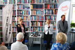 Zdjęcie przedstawia ludzi w bibliotece