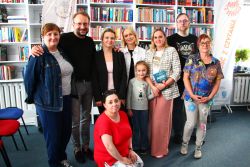 Zdjęcie przedstawia ludzi w bibliotece