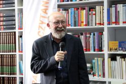 Zdjęcie przedstawia ludzi w bibliotece