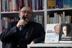 Zdjęcie przedstawia ludzi w bibliotece