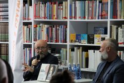 Zdjęcie przedstawia ludzi w bibliotece