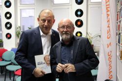 Zdjęcie przedstawia ludzi w bibliotece