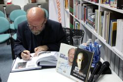 Zdjęcie przedstawia ludzi w bibliotece