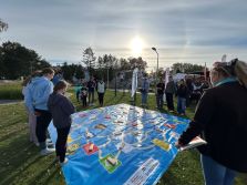 Zdjęcie przedstawia ludzi