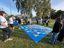 Zdjęcie przedstawia ludzi