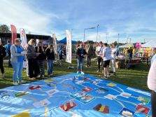 Zdjęcie przedstawia ludzi