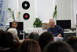 Zdjęcie przedstawia ludzi w bibliotece