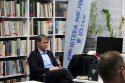 Zdjęcie przedstawia ludzi w bibliotece