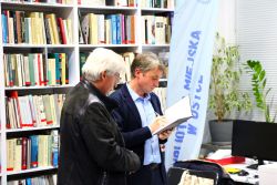 Zdjęcie przedstawia ludzi w bibliotece