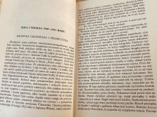 Zdjęcie przedstawia ludzi w bibliotece