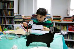 Zdjęcie przedstawia ludzi w bibliotece