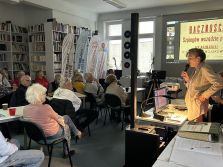 Zdjęcie przedstawia ludzi w bibliotece