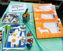 Zdjęcie przedstawia ludzi w bibliotece