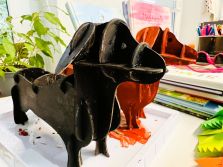 Zdjęcie przedstawia ludzi w bibliotece