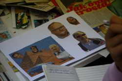 Zdjęcie przedstawia ludzi w bibliotece