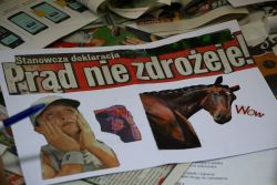 Zdjęcie przedstawia ludzi w bibliotece