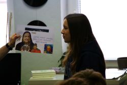 Zdjęcie przedstawia ludzi w bibliotece