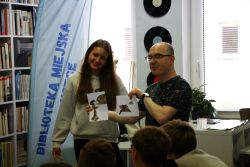 Zdjęcie przedstawia ludzi w bibliotece