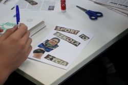 Zdjęcie przedstawia ludzi w bibliotece