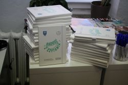 Zdjęcie przedstawia ludzi w bibliotece