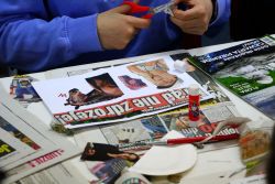 Zdjęcie przedstawia ludzi w bibliotece