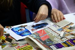 Zdjęcie przedstawia ludzi w bibliotece