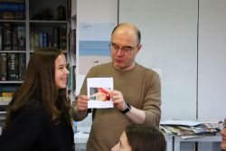 Zdjęcie przedstawia ludzi w bibliotece