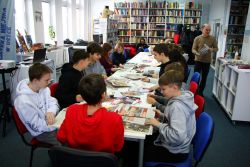 Zdjęcie przedstawia ludzi w bibliotece