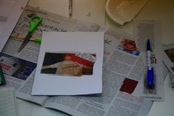 Zdjęcie przedstawia ludzi w bibliotece