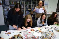 Zdjęcie przedstawia ludzi w bibliotece