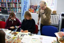 Zdjęcie przedstawia ludzi w bibliotece