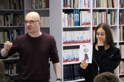 Zdjęcie przedstawia ludzi w bibliotece