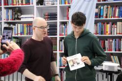 Zdjęcie przedstawia ludzi w bibliotece