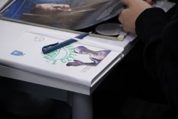 Zdjęcie przedstawia ludzi w bibliotece