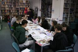 Zdjęcie przedstawia ludzi w bibliotece