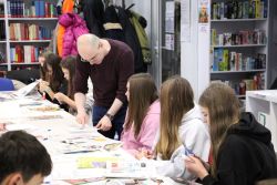 Zdjęcie przedstawia ludzi w bibliotece