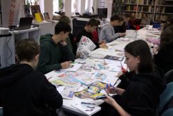 Zdjęcie przedstawia ludzi w bibliotece