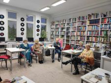 Zdjęcie przedstawia ludzi w bibliotece