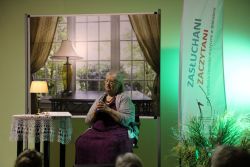 Zdjęcie przedstawia ludzi w bibliotece