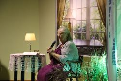 Zdjęcie przedstawia ludzi w bibliotece