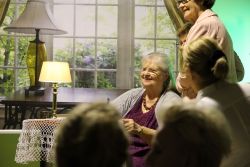 Zdjęcie przedstawia ludzi w bibliotece