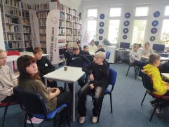 Zdjęcie przedstawiające młodzież na warsztatach w Bibliotece