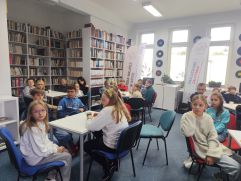 Zdjęcie przedstawiające młodzież na warsztatach w Bibliotece