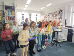 Zdjęcie przedstawiające młodzież na warsztatach w Bibliotece