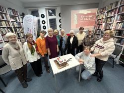 Zdjęcie przedstawia ludzi w bibliotece