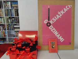 Zdjęcie przedstawia książkę i plakat